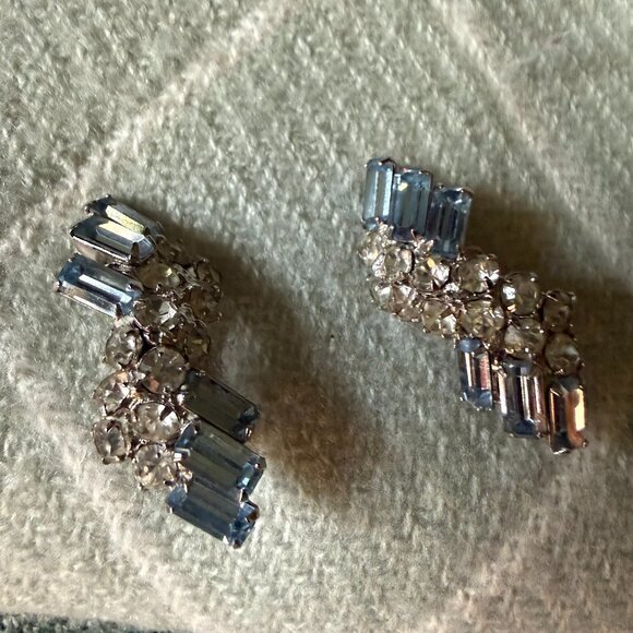 VINTAGE CLIP ON EARRINGS - Picture 1 of 3